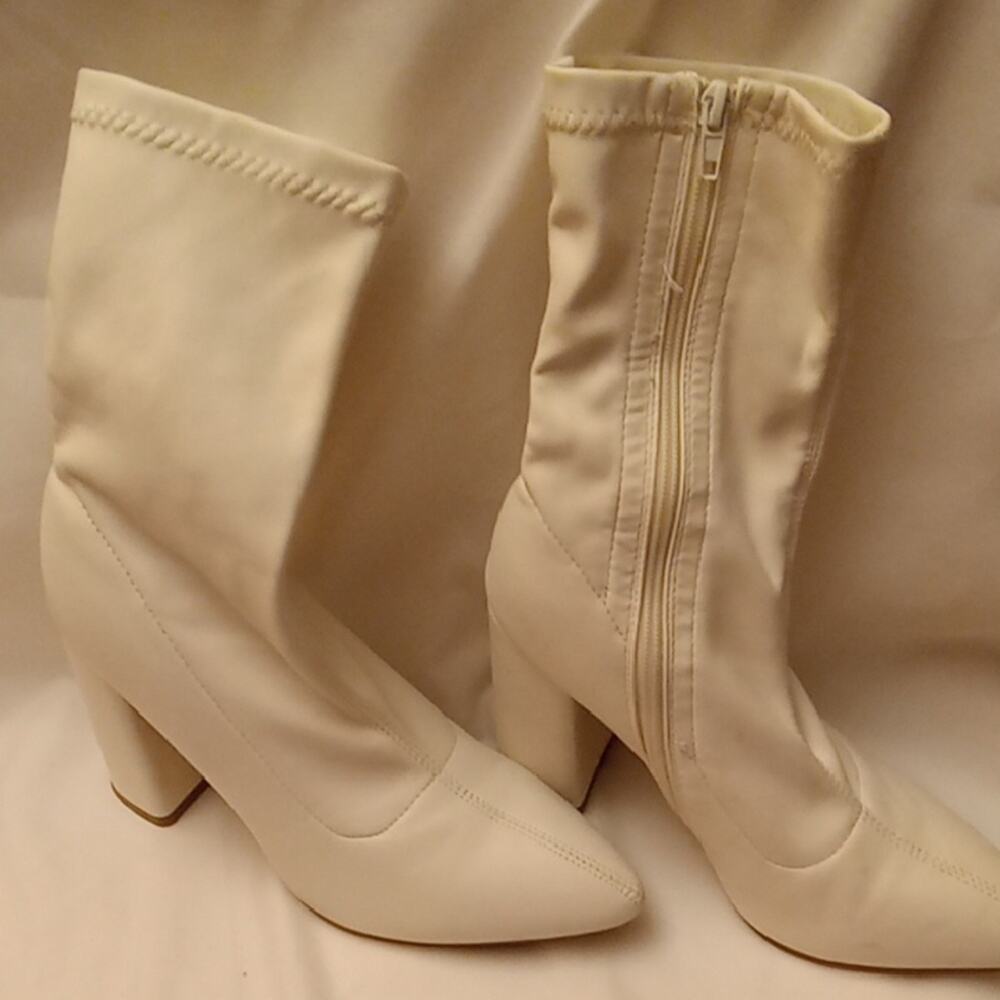 Krush Women's Size 6 Elegant Cream Heeled Boots.